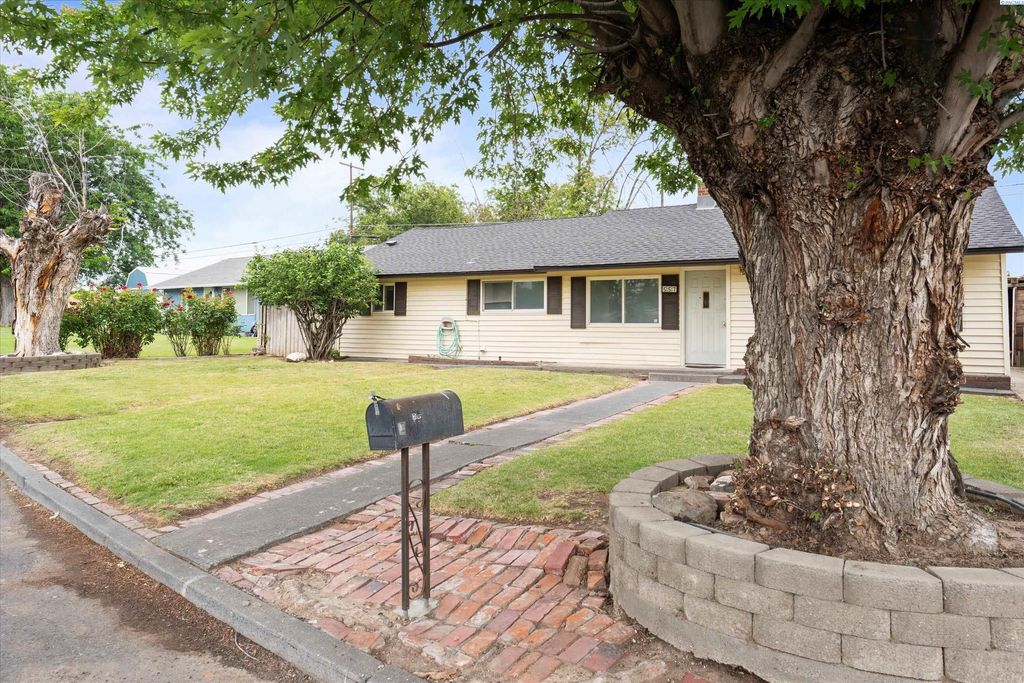 Photo of 557 S 4th Avenue, Othello, WA 99344 (MLS # 285437)