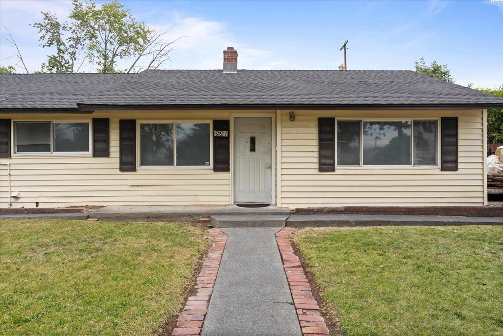 Photo of 557 S 4th Avenue, Othello, WA 99344 (MLS # 285437)