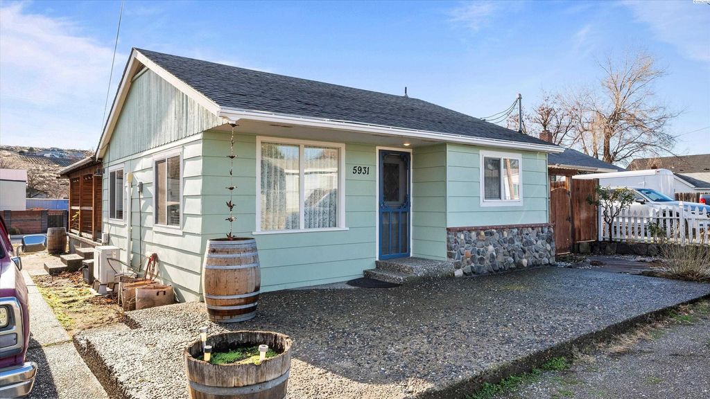 Photo of 5931 Deer St, West Richland, WA 99353 (MLS # 289547)