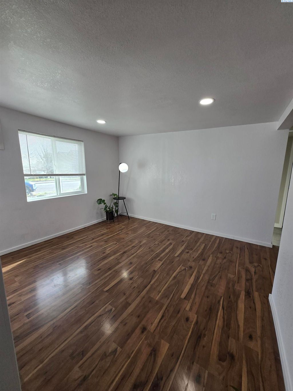 Photo of 1355 Georgia Avenue, Richland, WA 99352 (MLS # 291369)