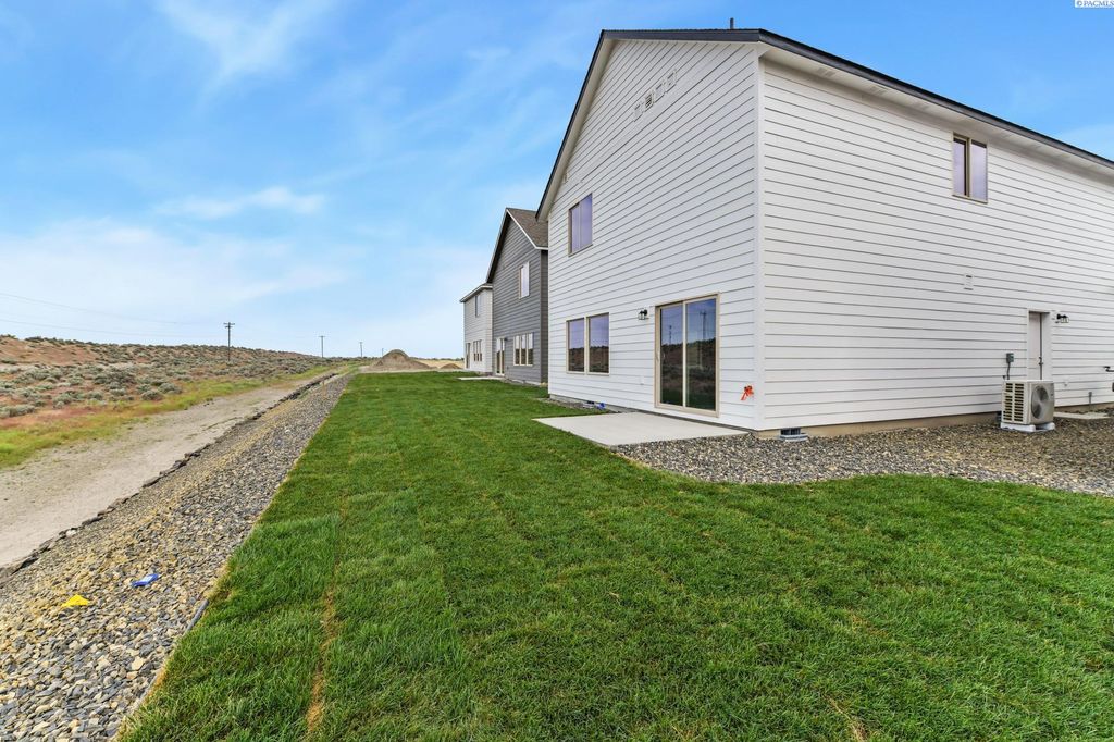 Photo of 10490 Clearwater Dr, Kennewick, WA 99336 (MLS # 292866)