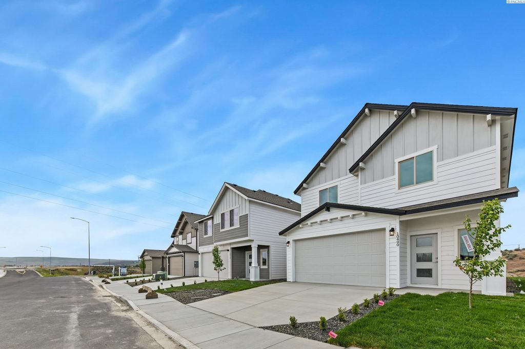 Photo of 10490 Clearwater Dr, Kennewick, WA 99336 (MLS # 292866)
