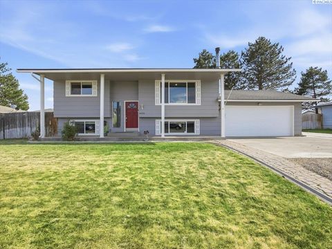 Photo of 6025 W Okanogan Loop, Kennewick, WA 99336 (MLS # 293196)