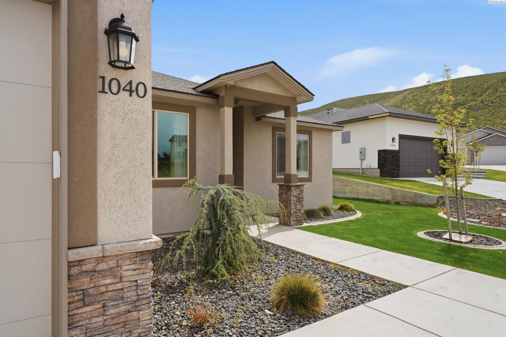 Photo of 1040 Makah Ct, Richland, WA 99352 (MLS # 292188)