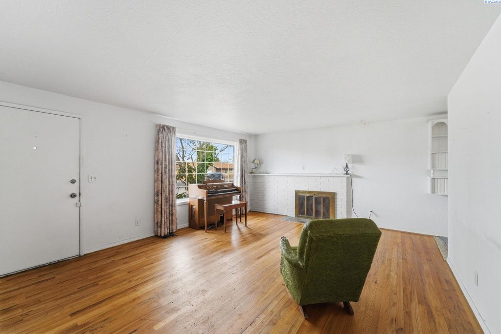 Photo of 613 Fuller St, Richland, WA 99352 (MLS # 291186)