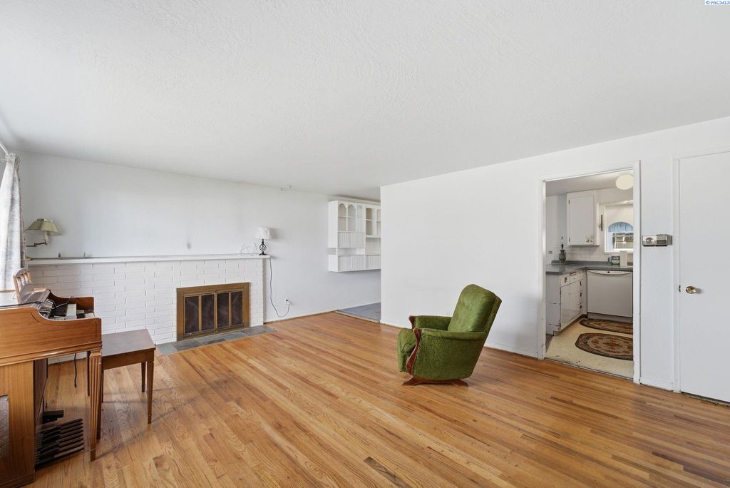 Photo of 613 Fuller St, Richland, WA 99352 (MLS # 291186)