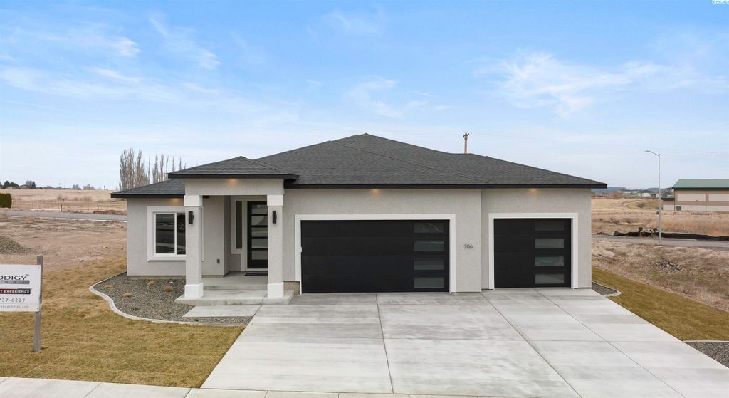 Photo of 1068 S Florida Loop, Kennewick, WA 99338 (MLS # 290630)