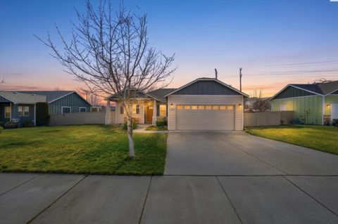 Photo of 5727 W 11th, Kennewick, WA 99338 (MLS # 290433)