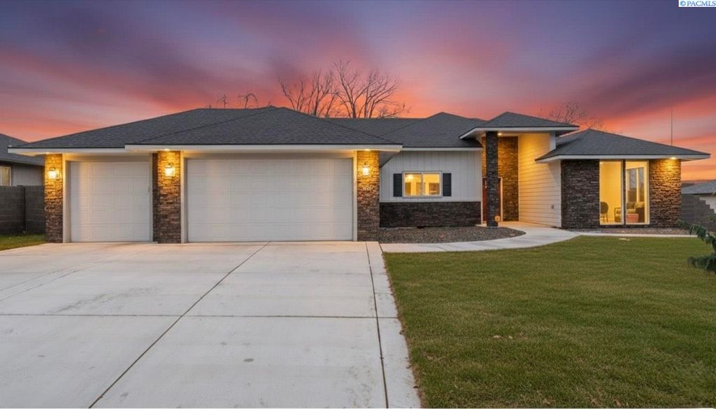 Photo of 3149 Road 71st Pl, Pasco, WA 99301 (MLS # 289246)