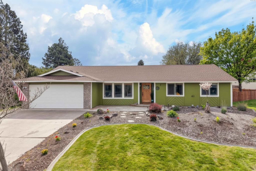 Photo of 233 Greenbriar W, Richland, WA 99352 (MLS # 292052)