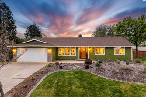 Photo of 233 Greenbriar W, Richland, WA 99352 (MLS # 292052)