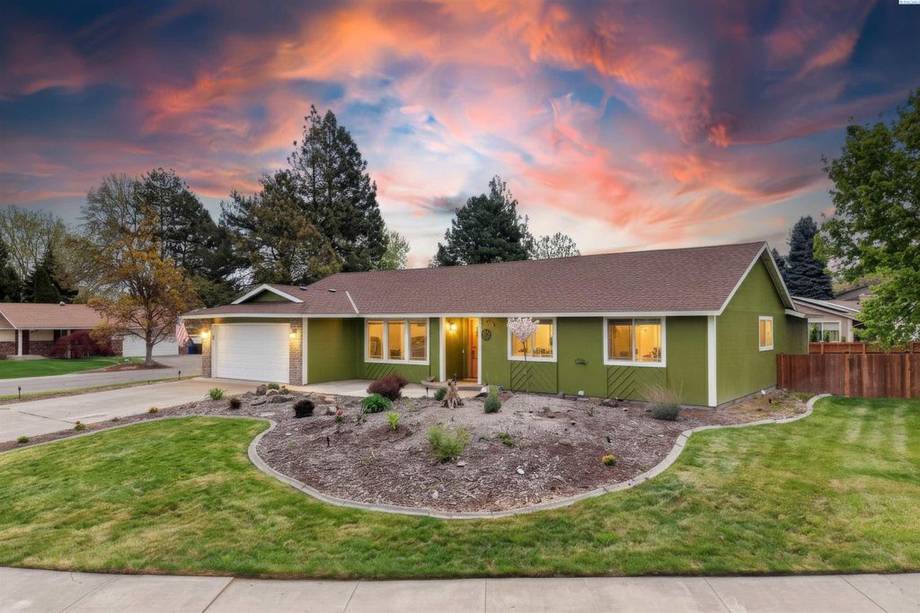 Photo of 233 Greenbriar W, Richland, WA 99352 (MLS # 292052)