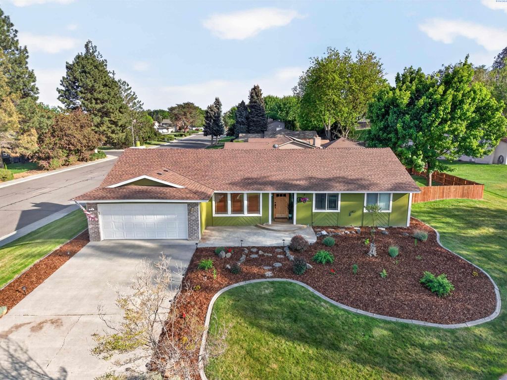 Photo of 233 Greenbriar W, Richland, WA 99352 (MLS # 292052)