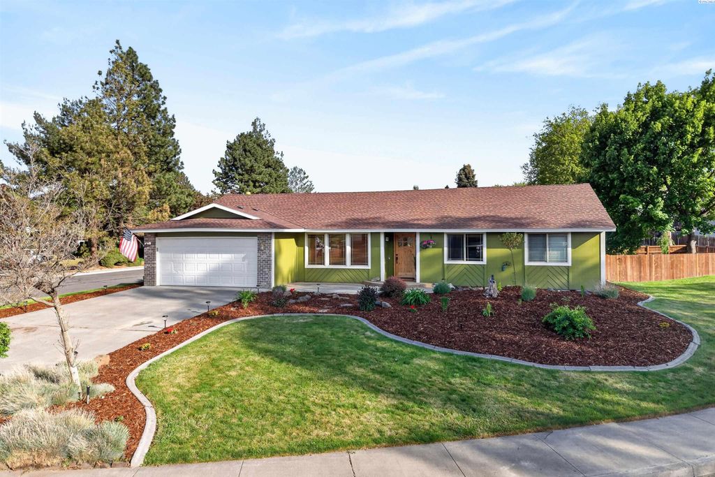 Photo of 233 Greenbriar W, Richland, WA 99352 (MLS # 292052)
