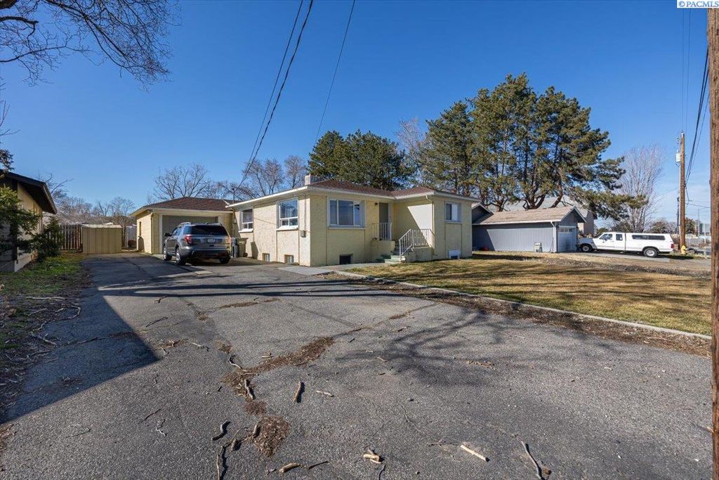 Photo of 393 S 41st Ave, West Richland, WA 99353 (MLS # 291964)