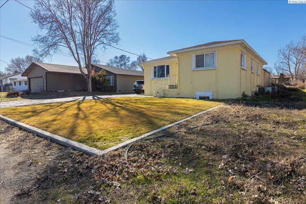 Photo of 393 S 41st Ave, West Richland, WA 99353 (MLS # 291964)