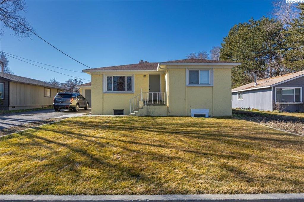 Photo of 393 S 41st Ave, West Richland, WA 99353 (MLS # 291964)