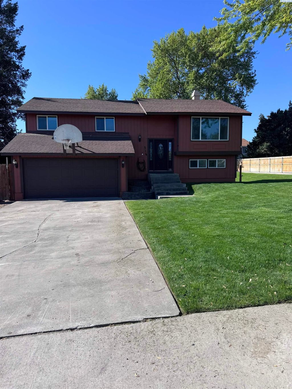 Photo of 1201 W 17th Pl, Kennewick, WA 99337 (MLS # 292552)
