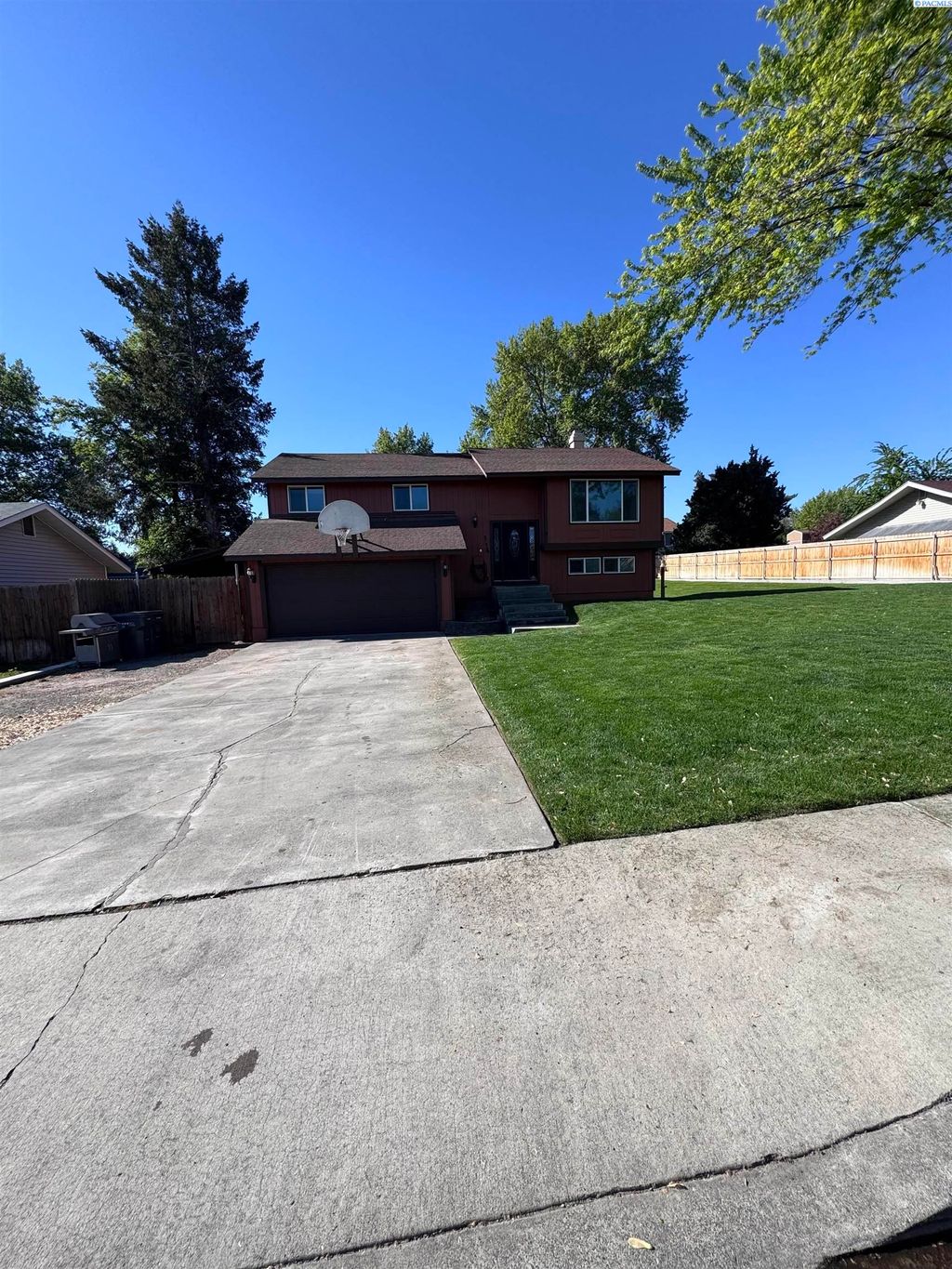 Photo of 1201 W 17th Pl, Kennewick, WA 99337 (MLS # 292552)