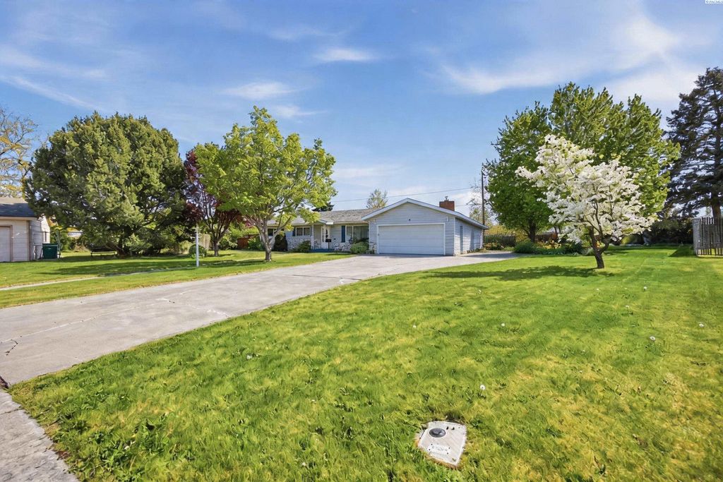 Photo of 4303 W Okanogan Avenue, Kennewick, WA 99336 (MLS # 292284)