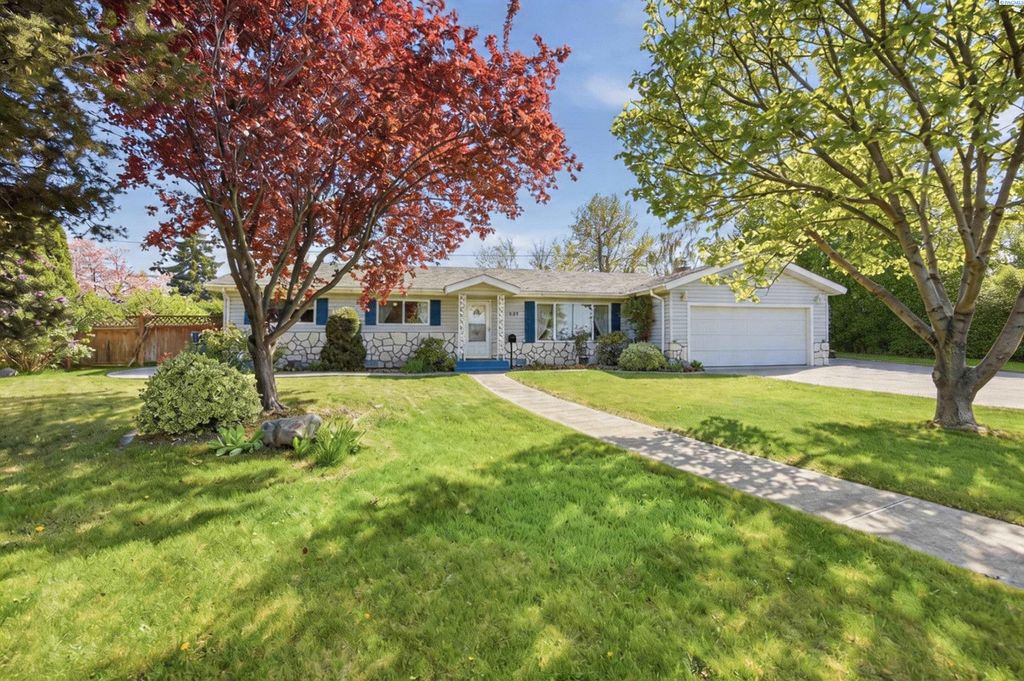 Photo of 4303 W Okanogan Avenue, Kennewick, WA 99336 (MLS # 292284)