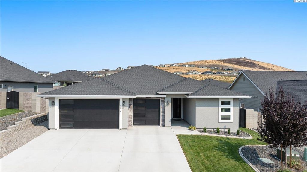 Photo of 552 Lazio Way, Richland, WA 99352 (MLS # 289648)
