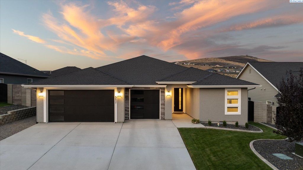 Photo of 552 Lazio Way, Richland, WA 99352 (MLS # 289648)