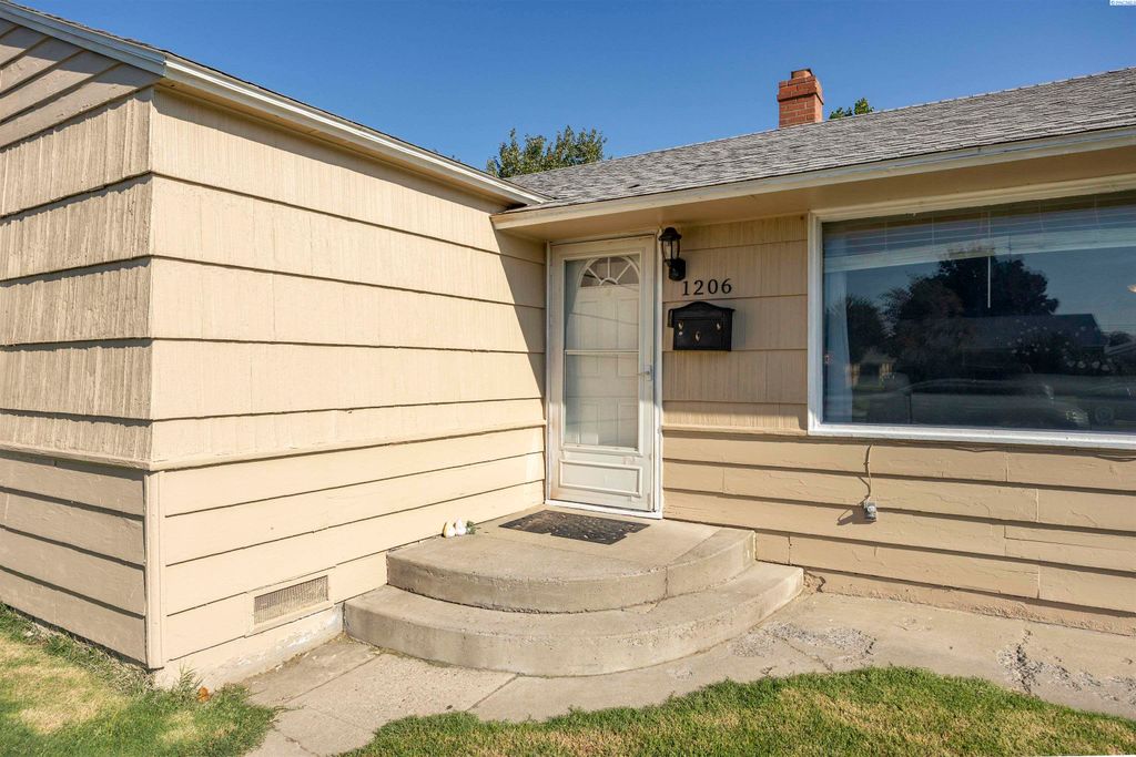 Photo of 1206 W 2nd Ave, Kennewick, WA 99336 (MLS # 287603)