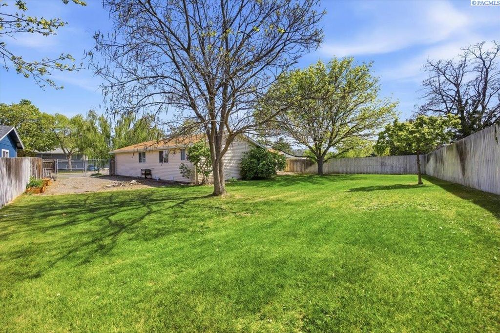 Photo of 4930 Chukar Dr, West Richland, WA 99353 (MLS # 292377)