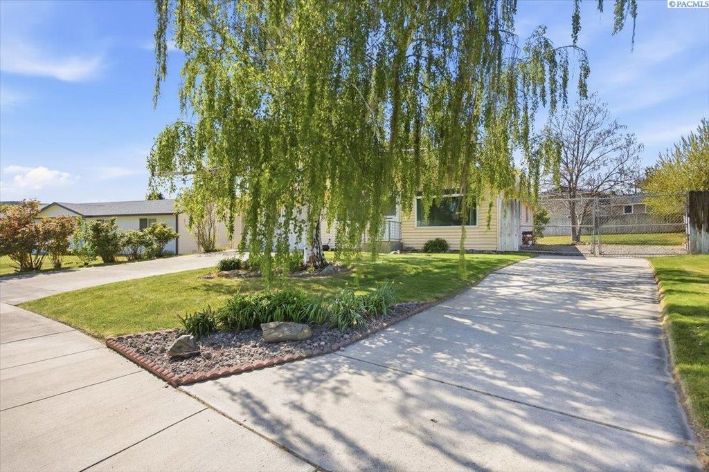 Photo of 4930 Chukar Dr, West Richland, WA 99353 (MLS # 292377)