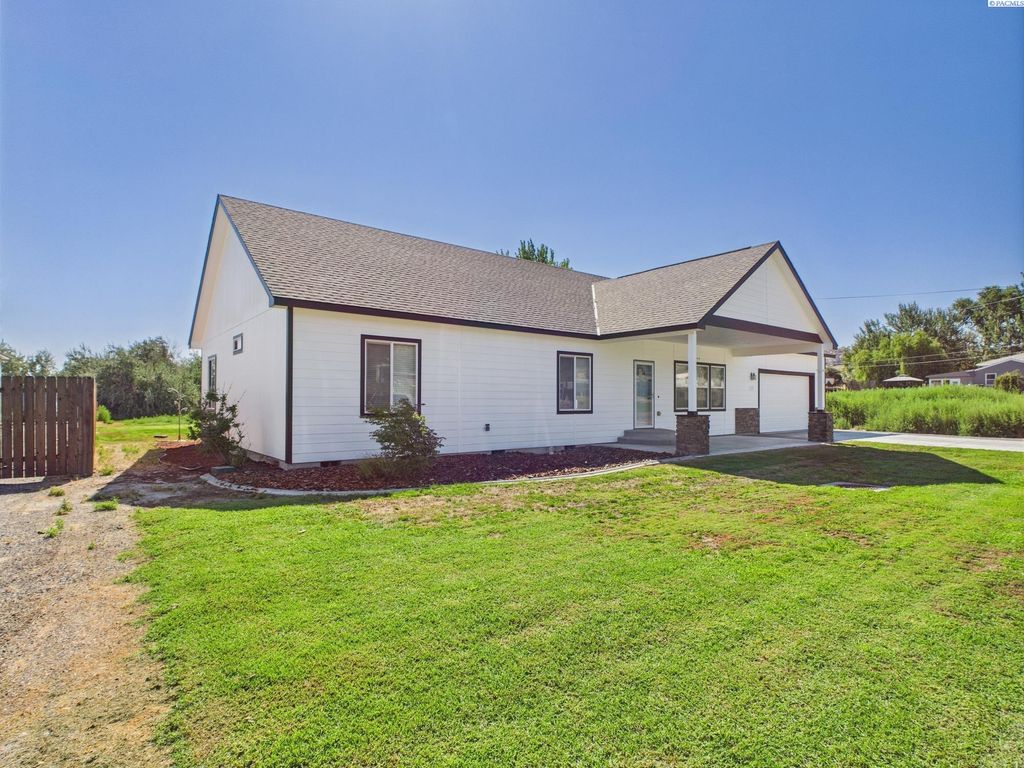 Photo of 940 S 38th Ave, West Richland, WA 99353 (MLS # 287532)