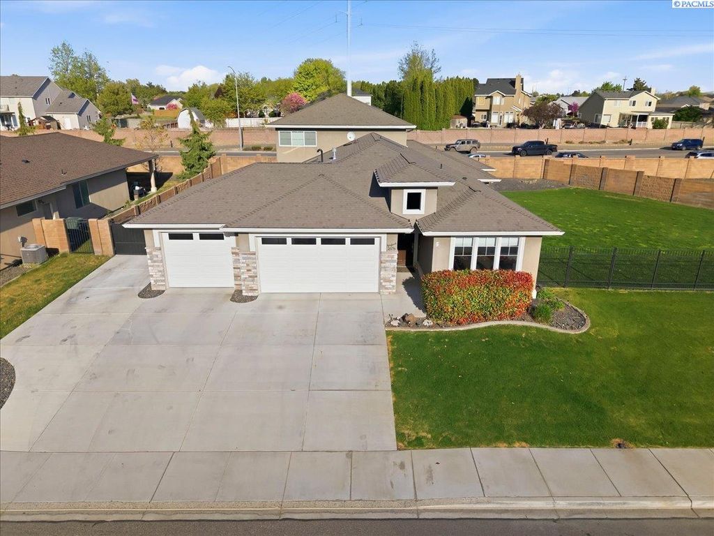Photo of 2576 Tiger Lane, Richland, WA 99352 (MLS # 292328)