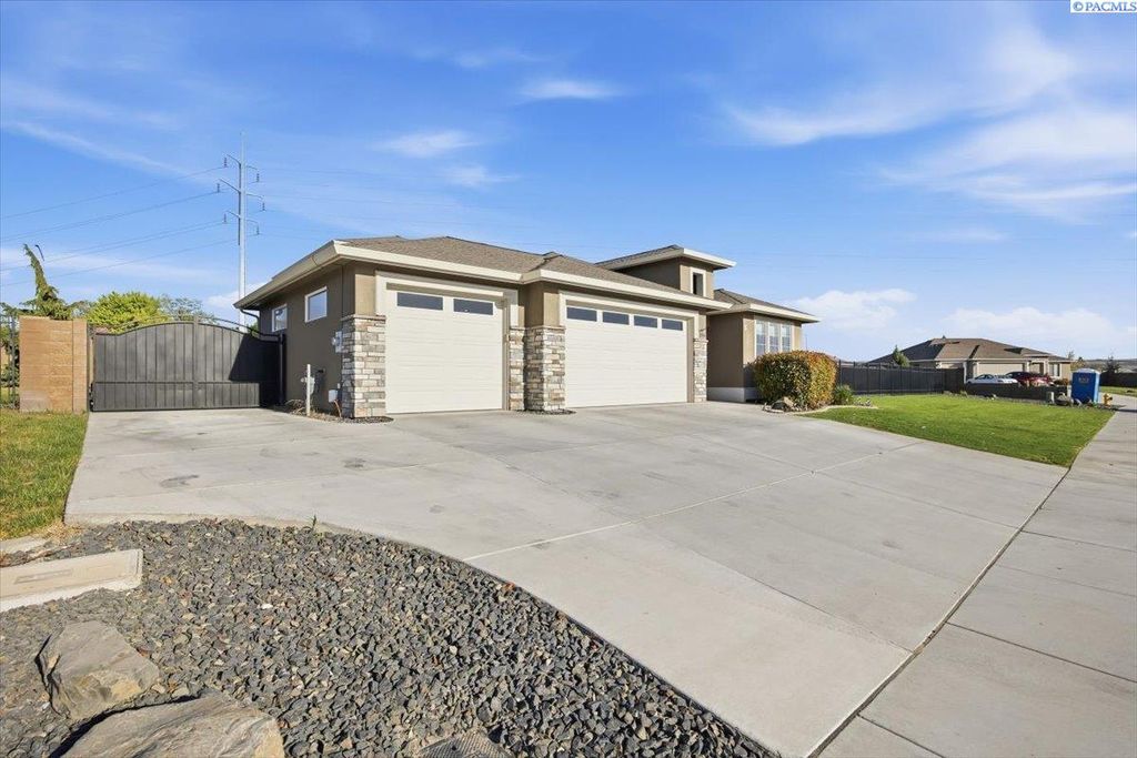 Photo of 2576 Tiger Lane, Richland, WA 99352 (MLS # 292328)