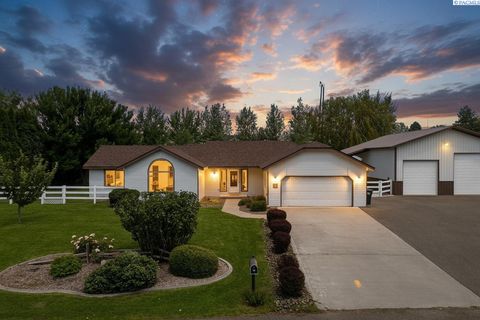 Photo of 4502 Canter St, West Richland, WA 99353 (MLS # 294306)