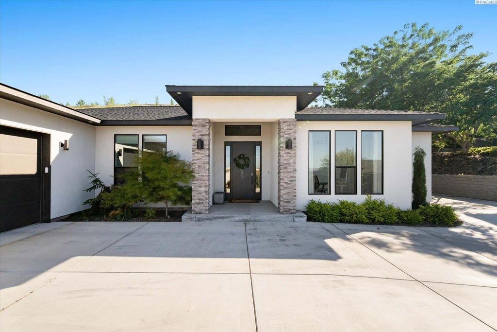 Photo of 325 Rockwood Drive, Richland, WA 99352 (MLS # 291194)