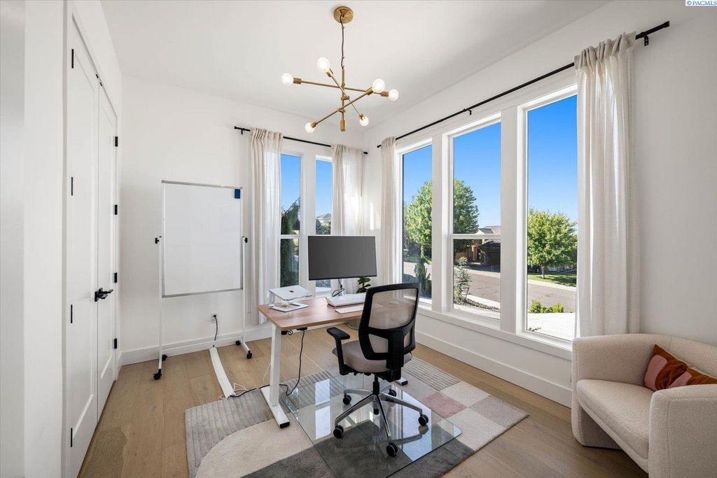 Photo of 325 Rockwood Drive, Richland, WA 99352 (MLS # 291194)