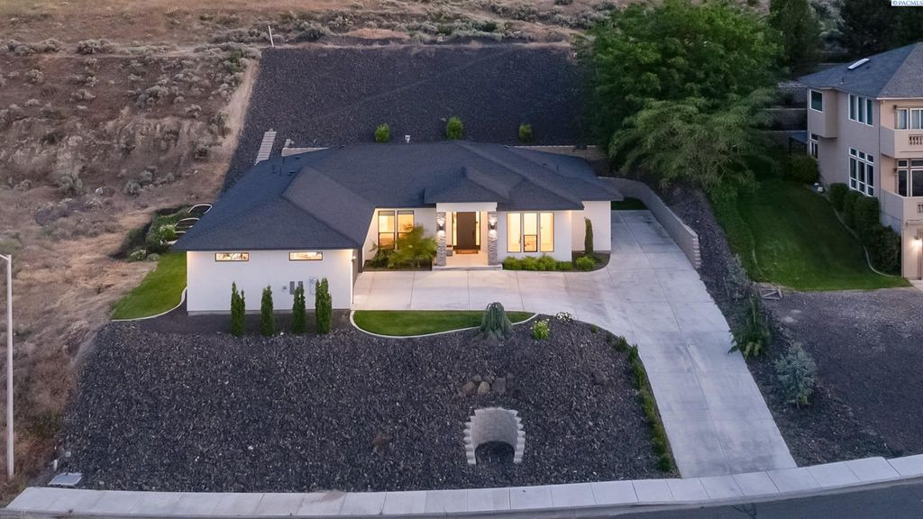 Photo of 325 Rockwood Drive, Richland, WA 99352 (MLS # 291194)