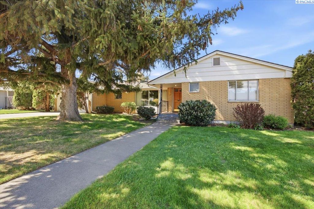 Photo of 1104 S Irby St, Kennewick, WA 99338 (MLS # 292153)