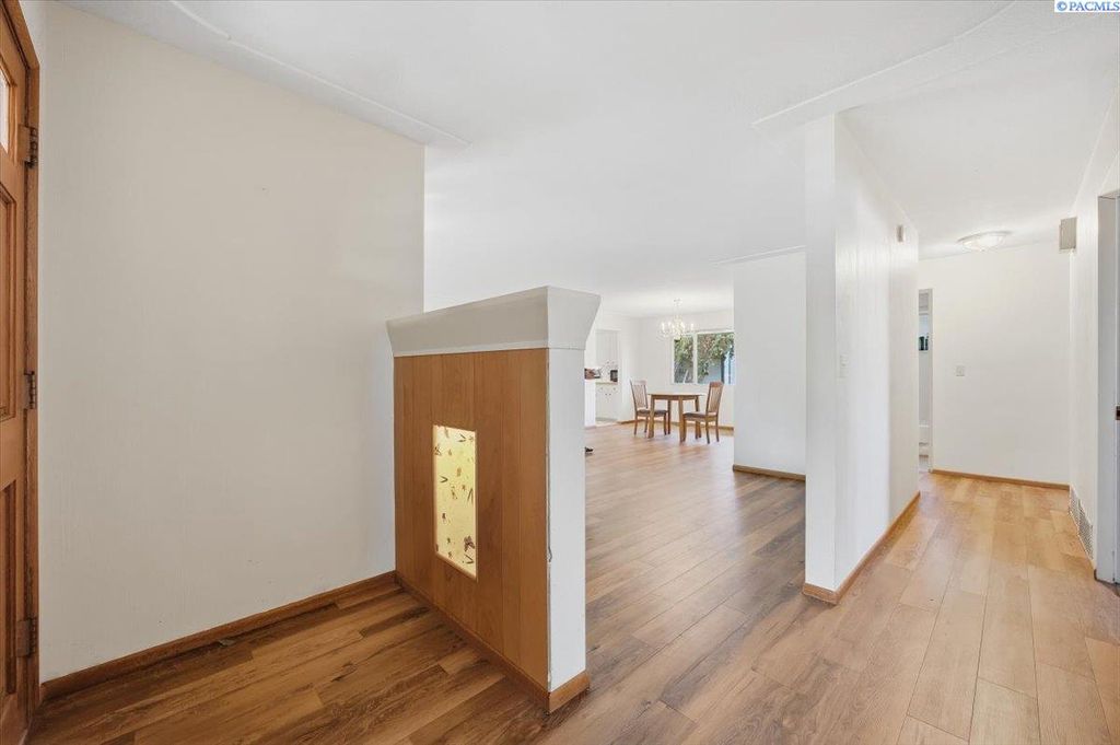 Photo of 1104 S Irby St, Kennewick, WA 99338 (MLS # 292153)