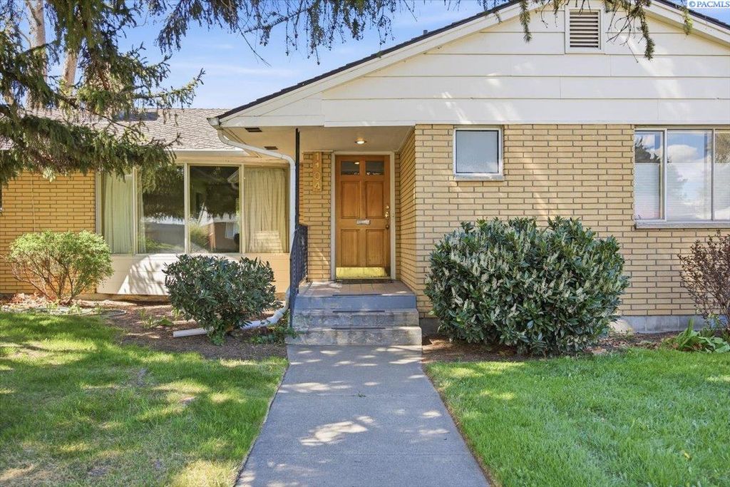 Photo of 1104 S Irby St, Kennewick, WA 99338 (MLS # 292153)