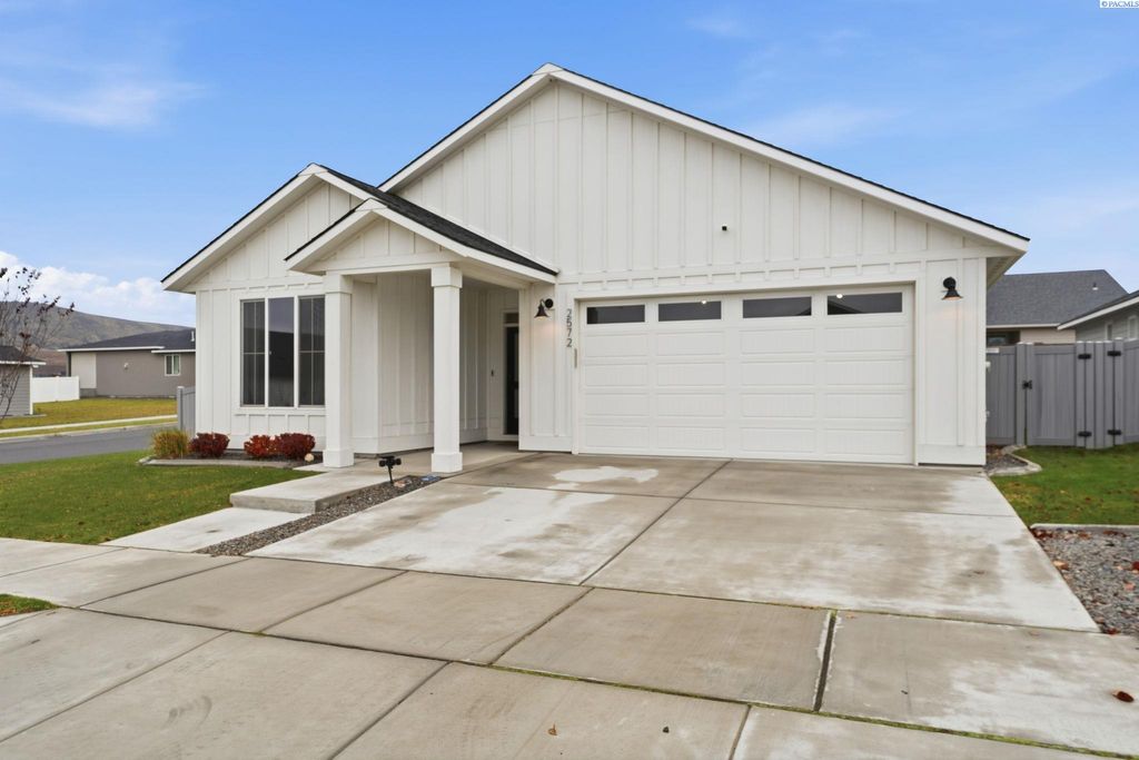 Photo of 2572 Clark Ridge Dr, Richland, WA 99352 (MLS # 289349)