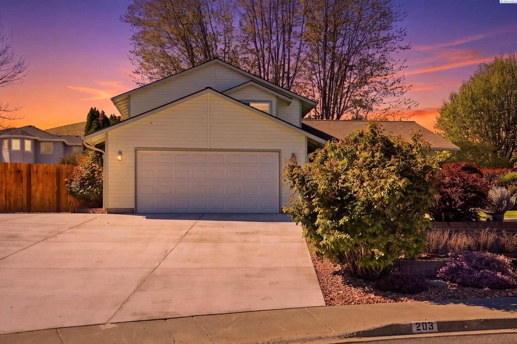 Photo of 203 Lasiandra Ct, Richland, WA 99352 (MLS # 291984)