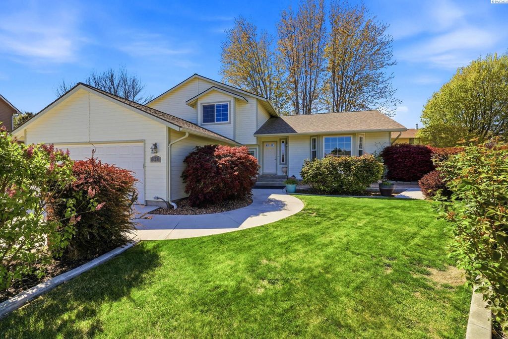 Photo of 203 Lasiandra Ct, Richland, WA 99352 (MLS # 291984)