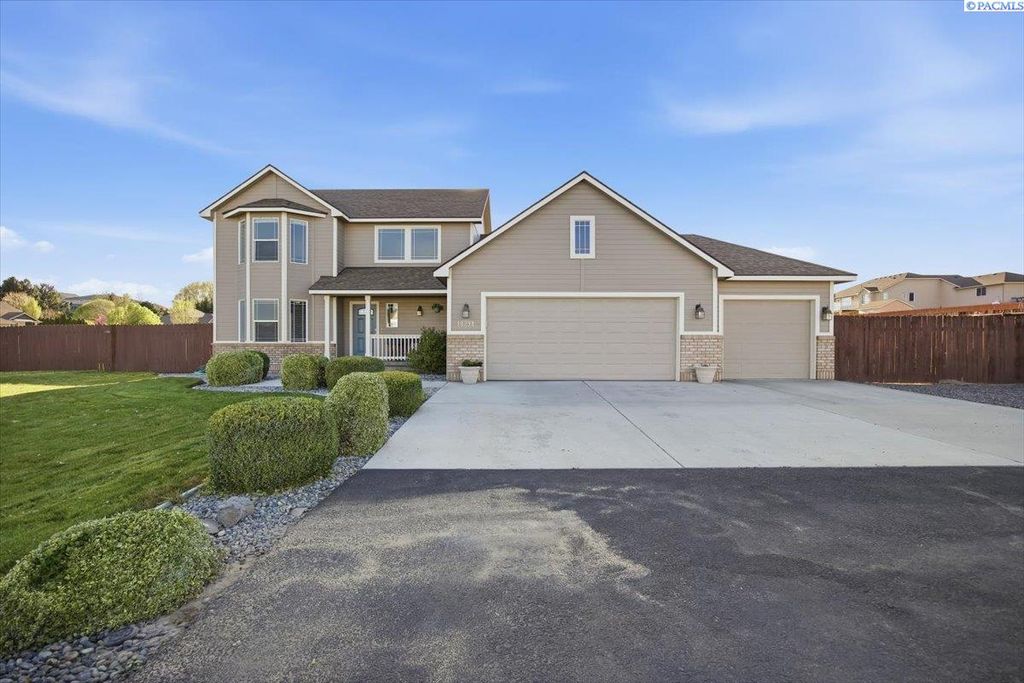 Photo of 18214 S Cottonwood Springs Blvd, Kennewick, WA 99338 (MLS # 292015)