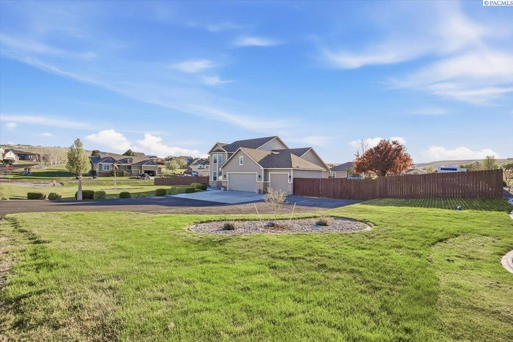 Photo of 18214 S Cottonwood Springs Blvd, Kennewick, WA 99338 (MLS # 292015)