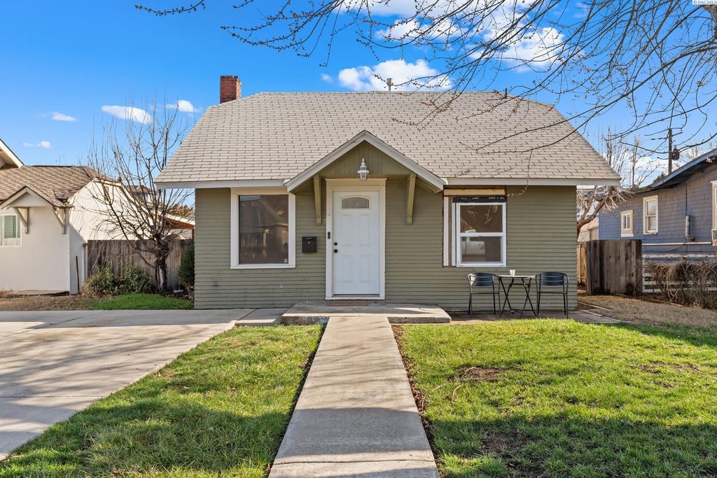 Photo of 716 S 6th St, Sunnyside, WA 98944 (MLS # 290601)