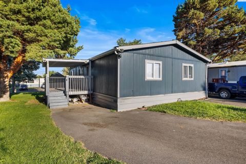 Photo of 8 Royal Loop, West Richland, WA 99353 (MLS # 292437)
