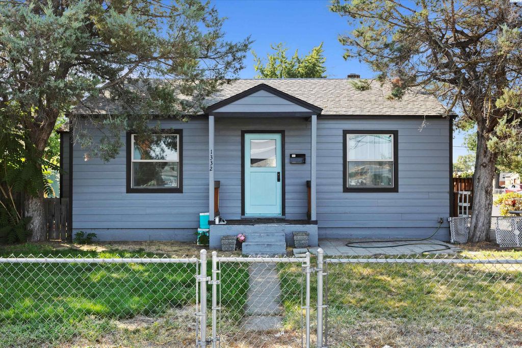 Photo of 1332 W Sylvester St, Pasco, WA 99301 (MLS # 287343)