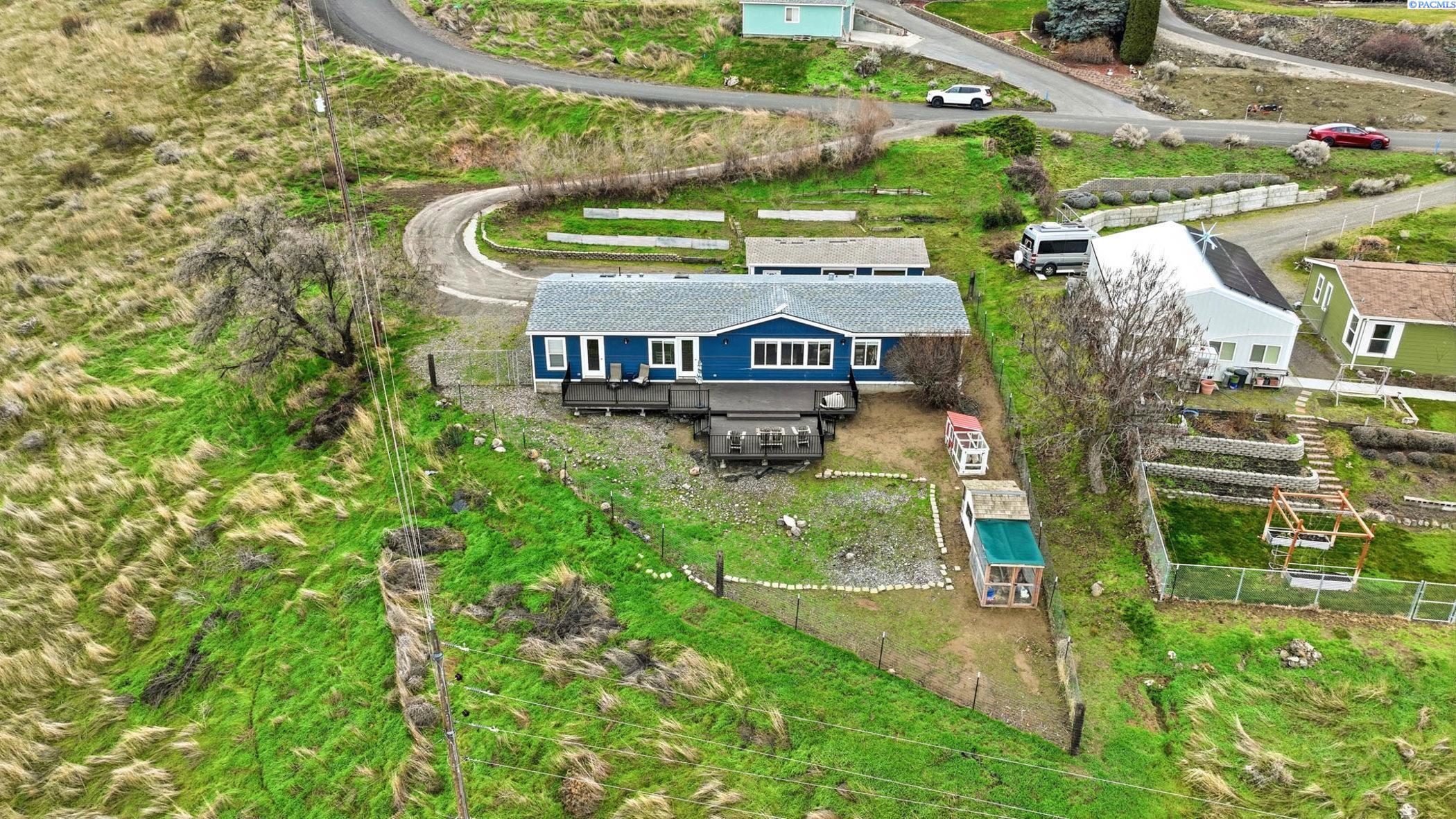 Photo 1 of 28 — 543 Lakeview Dr, Burbank, WA 99323
