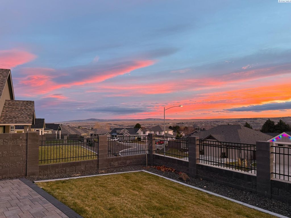 Photo of 365 Ventus Street, Richland, WA 99352 (MLS # 292965)